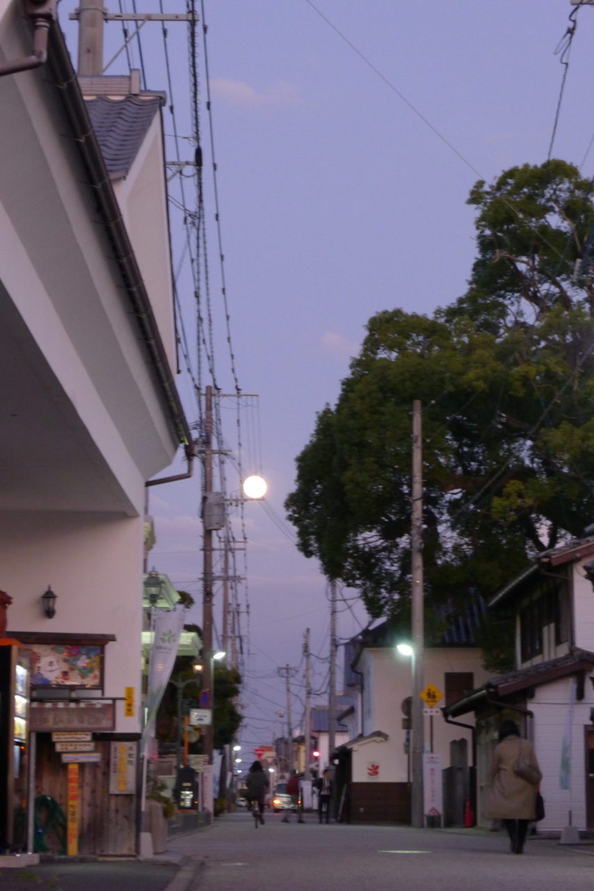佐賀市歴史民俗館付近で見た満月