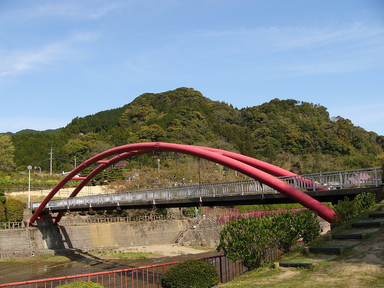 塩田川に掛かっている赤い橋
